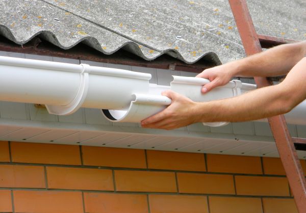 Cost of Gutter Hanging in Conyers